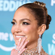 Jennifer Lopez potrdila, da je manikira z učinkom lip glossa hit te sezone: Poudarite eleganco svojih naravnih nohtov