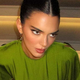 Kendall Jenner osupnila v elegantni kreaciji Victorie Beckham. Kateri bolje pristoji?