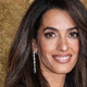 Na rdeči preprogi, posutimi s hollywoodskimi zvezdnicami, ni imela konkurence: Amal Clooney v drzni večerni obleki, ki odstopa od klasike
