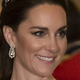Po škandalu poslala močno sporočilo s simboliko Meghan Markle in vsem Angležem: Kate Middleton očarala s kosi, podedovanimi od kraljice Elizabete in princese Diane