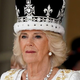 Podrobnosti obleke kraljice Camille za kronanje Charlesa III. povezujejo z Lady Diano