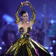 Katy Perry na kronanju nosila tudi to ogromno zlato obleko, s katero je zasenčila kraljeve goste
