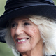 Kraljica Camilla na novih odkritih fotografijah posnemala ikonično “maščevalno obleko” princese Diane