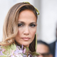 Presegla samo sebe: Jennifer Lopez je Pariz očarala s kreacijo, ki je samo za prave ljubitelje mode