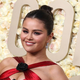 Najbolj ponesrečeni videzi s sinočnjih zlatih globusov: Selena Gomez vodilna med modnimi polomijami na rdeči preprogi
