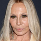 Najnovejša preobrazba Donatelle Versace sproža polemike: Oblikovalka po zadnjih operacijah neprepoznavna