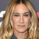 Sarah Jessica Parker kultne čevlje iz Seksa v mestu kombinirala s z ženstvenim kompletu po vzoru 50. let prejšnjega stoletja
