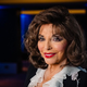 Vedno urejena do potankosti: Joan Collins se tudi pri 91 letih ne odreče petam