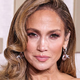 Jennifer Lopez zasijala v prosojni obleki s cvetličnimi našitki in dokazala, da ni nujno, da so prosojna oblačila na meji dobrega okusa
