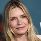 Michelle Pfeiffer čudovita v zapeljivem belem kostimu in čipkastem topu: Tako bi ga morale nositi ve ženske nad 50 let