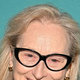 74-letna Meryl Streep v svetlo vijoličnem kostimu prejela ene izmed najvišjih ocen modnih kritikov v zadnjih letih (res kar žari)