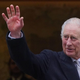 "Konec je, izvedel je najhujše": Kralja Charlesa ujeli v Londonu na zdravljenju proti raku