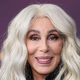 77-letna Cher na zmenku s svojim 40 let mlajšim fantom razbila stereotip in dokazala, da so klasične modre kavbojke še kako primerne za vse generacije