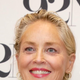Stara je 65 let, a je še vedno rada videti mladostno: Sharon Stone si je omislila pričesko, ki jo rade nosijo mlajše ženske