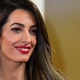 Amal Clooney potrjuje, da so potiskane balonaste hlače največji spomladanski trend