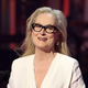 Osupljiva pri 74 letih: Meryl Streep v srajčni obleki z visokim razporkom pokazala več kože, kot je nameravala