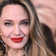 Glamurozen videz v odtenkih zlata, a vsi so gledali njeno hčer: Angelina Jolie pravi, da je podobna njeni mami, vsi pa komentirajo enako