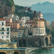 Ideja za poletne počitnice ali podaljšan vikend: Zaradi serije na Netflixu si vsi želijo obiskati najmanjše mesto v Italiji