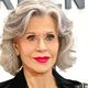 Sivi lasje in rdeče ustnice so najboljši dodatek: 86-letna Jane Fonda blestela v oprijeti črni žametni obleki