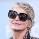 Manj je več? Ne za Sharon Stone, ki je videti spektakularno, medtem ko krši modna pravila