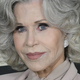 Jane Fonda pokazala, kako z eno barvo poudariti eleganco sivih las: Popoln navdih za zrele dame
