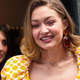 Nasmejana kot sonce: Gigi Hadid ujeta v pomladnem stajlingu s torbico, ki je nihče ni pričakoval