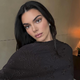 Niso črni ali rjavi: Kendall Jenner pokazala barvo čevljev, ki je videti še posebej elegantno in prestižno