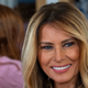 Melania Trump znova navdušila z izbiro, ki skriva premišljeno sporočilo (en detajl je še posebej vzbudil pozornost)