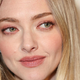 Hlače, ki smo jih nekoč sovražili, spremenila v šik videz: Amanda Seyfried se pridružuje "it" trendu