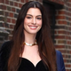 Anne Hathaway presenetila z izbiro torbice, ki si jo lahko privošči vsak (deluje vsaj trikrat dražja)