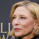 Cate Blanchett v obleki, ki razkriva popek – a to še zdaleč ni njen edini adut