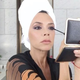 Nekaj, kar so naše mame nosile v 80-ih, je nazaj – ta lepotni trend preprosto želi v vašo makeup torbico