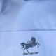 Mislil, da je v second handu za drobiž kupil srajco Ralph Lauren: ko jo je videla hčerka, se je od smeha skoraj onesvestila