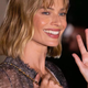 Margot Robbie nosi modni kos, ki to pomlad izpodriva kavbojke