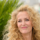 Gillian Anderson v Cannesu žanje pohvale z novo pričesko: to sezono nosimo disco kodre.