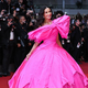 Demi Moore v Cannesu kot 'razpadajoče' darilo: rožnata couture obleka, o kateri govori ves internet