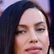 Irina Shayk navdušila z modno izbiro, ki pristaja skoraj vsem (to je barva sandalov, ki bo zaznamovala poletje)