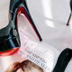 Kako je zaradi srečnega naključja nastal rdeči podplat čevljev Louboutin?