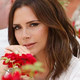 Zakaj Victoria Beckham okoli roke nosi rdečo nit: malokdo pozna pomen tega skritega običaja