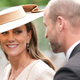 Kate Middleton na poroki: največ pozornosti ni pritegnila obleka, temveč dodatek za smešno nizko ceno