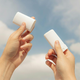 Dezodorant ali antiperspirant? Poleti je razlika pomembnejša, kot si mislite