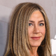 Jennifer Aniston v čudoviti obleki s prefinjenim detajlom za kar 950 evrov: pozor, v Zari smo našli cenejše kopije!
