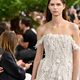 Dior znova očaral s haute couture kolekcijo: legendarne silhuete so dobile presenetljivo nežno preobrazbo