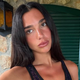 Dua Lipa na medenih tednih navdušila z modnim dodatkom, ki bo to poletje nepogrešljiv