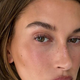 Športna majica še nikoli ni bila videti tako elegantno (Hailey Bieber razkrila popolno kombinacijo)