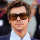 Harry Styles nosi srajco, ki jo dekleta najraje kradejo svojim fantom