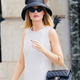 Minimalistična kombinacija v francoskem stilu, ki jo obožuje Margot Robbie