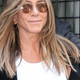 Jennifer Aniston poleti prisega na to obutev (manj je več)