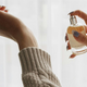 Razglašen za najboljši ženski parfum vseh časov: uteleša čisto eleganco, obožujejo ga tudi Slovenke