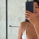 Irina Shayk je v preprostem belem bikiniju pokazala, zakaj je manj več